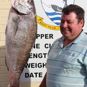 LJ Fourie met sy yslike steenbras (13.3kg), wat ook die grootste steenbras vir die dag was 